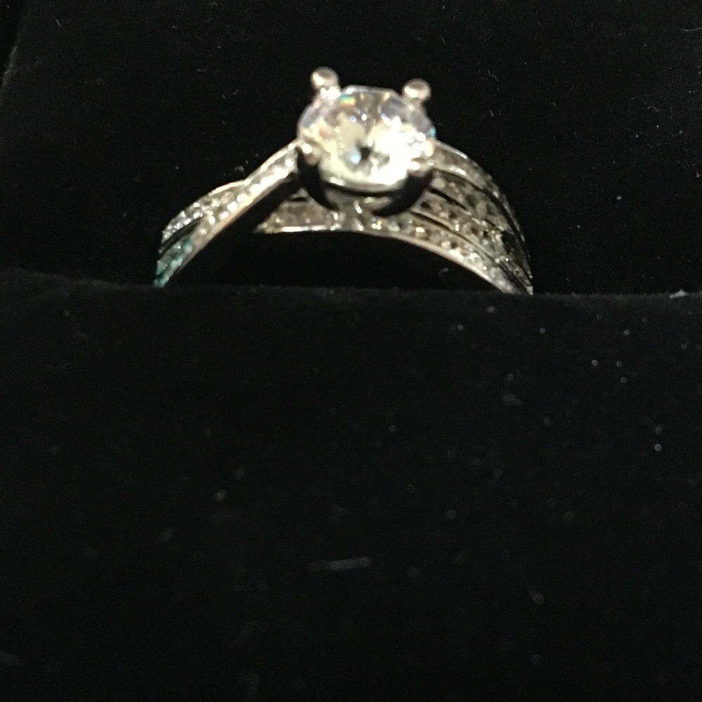 Fragrant Jewels diamond collection ring